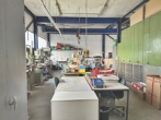 Blick in die Halle - Gewerbehalle mit Büro oder Wohnung