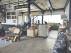 Blick nach rechts - Gewerbehalle mit Büro oder Wohnung