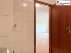 Blick in den Wohn-und Essbereich - Terrassenwohnung mit Gartenanteil – renoviert & sofort bezugsfrei