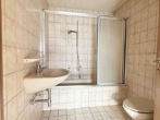 Inneliegendes Bad mit Badewanne, Waschbecken und Toilette - 37 m² Wohfläche - 700 Meter von der S-Bahn