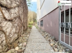 Weg in den Garten, direkt neben der Garage - NEU – Haus, Garage, ELW und toller Garten