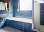 Tageslichtbad mit Waschbecken, Badewanne,... - NEU – Haus, Garage, ELW und toller Garten