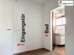 Links befindet sich die Tür zum Treppenhaus - NEU – Haus, Garage, ELW und toller Garten