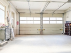 Blick in die Halle mit 2 Rolltoren - Wohn- und Geschäftshaus in Rudersberg - Lindental