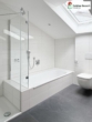 Tageslichtbad mit WC, Dusche, Badwanne,... - 7-Zimmer – Erstbezug nach Sanierung
