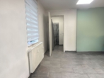Blick zum Aufenthaltsraum - Helles Büro an der Hauptstraße