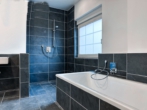 Mit Dusche und Badewanne - Herrliche Wohnung mit Gewerbehalle