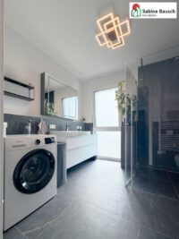 ...Waschtisch mit Spiegelschrank sowie ein Waschmaschinenanschluss
