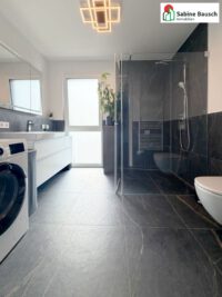 ...mit ebenerdiger Dusche,Toilette, ...