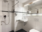 Blick in das Bad mit Toilette, Waschbecken, ... - Barrierearme Wohnung mit Aufzug – gehobene Ausstattung