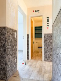 Links das Zimmer 2