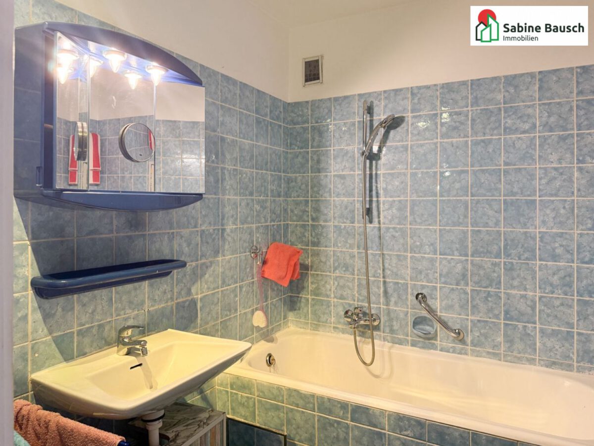 ... mit Badewanne und Waschbecken