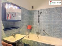 ... mit Badewanne und Waschbecken