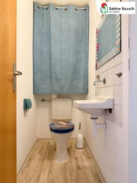 Links die separate Toilette
