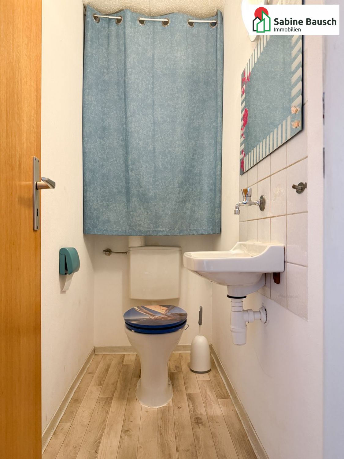 Links die separate Toilette