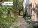 Weg zur Garage und um das Haus herum - Haus mit Garage und Garten nahe der Altstadt