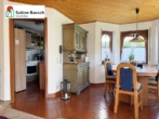Blick Richtung Essbereich und Küche - Terrasse, Gartenanteil & 2 Stellplätzen