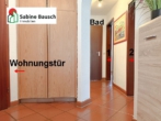 Links der private Bereich der Wohnung - Terrasse, Gartenanteil & 2 Stellplätzen