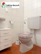 Die Toilette ist innenliegend - Terrasse, Gartenanteil & 2 Stellplätzen