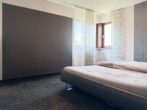 Das Schlafzimmer über 2 Seiten belichtet - 126 m² Wohnkomfort im Architektenhaus