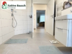 ... bodentiefer begehbarer Dusche und Handtuchwärmer - 3,5 Zimmer mit Terrasse und Garten
