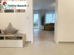 Gegenüber das Wohn-/Esszimmer mit offener Küche - 3,5 Zimmer mit Terrasse und Garten