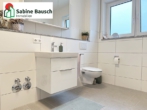 ... Spiegelschrank, Toilette und ... - 3,5 Zimmer mit Terrasse und Garten
