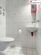 Gegenüber das separate WC - Außergewöhnliche Dachgeschosswohnung