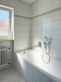 Das Tageslicht-Bad mit Badewanne, ...