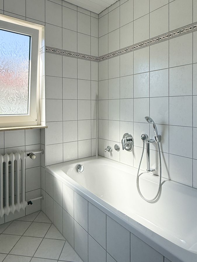 Das Tageslicht-Bad mit Badewanne, ...
