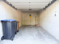 Garage mit elektrischen Tor, Licht und Stromanschluss