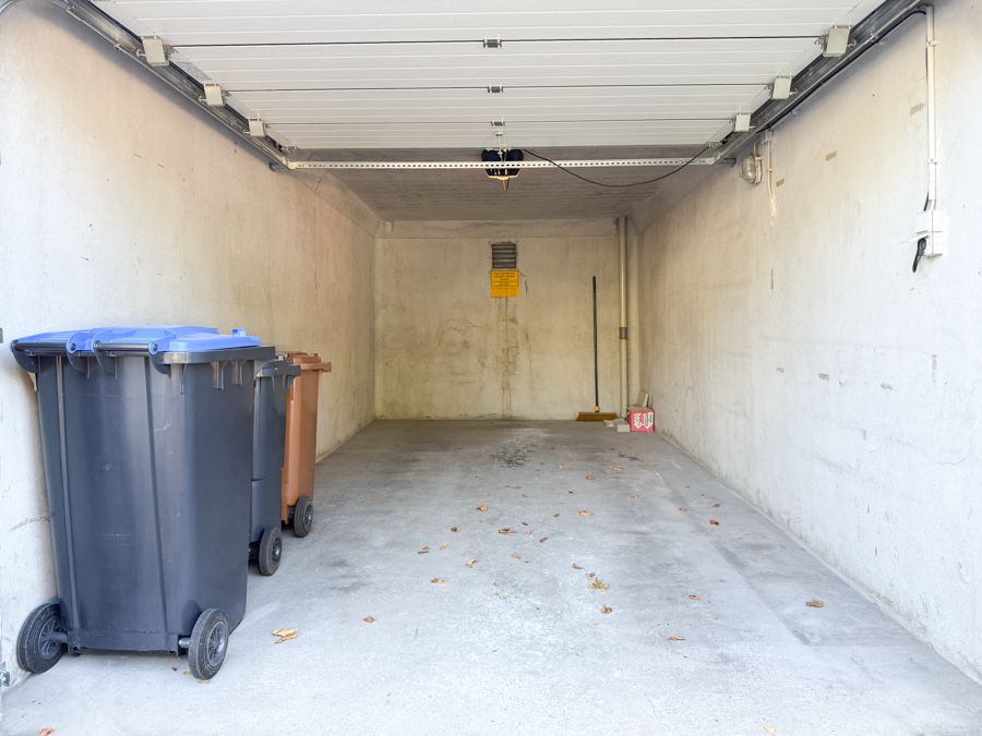 Garage mit elektrischen Tor, Licht und Stromanschluss
