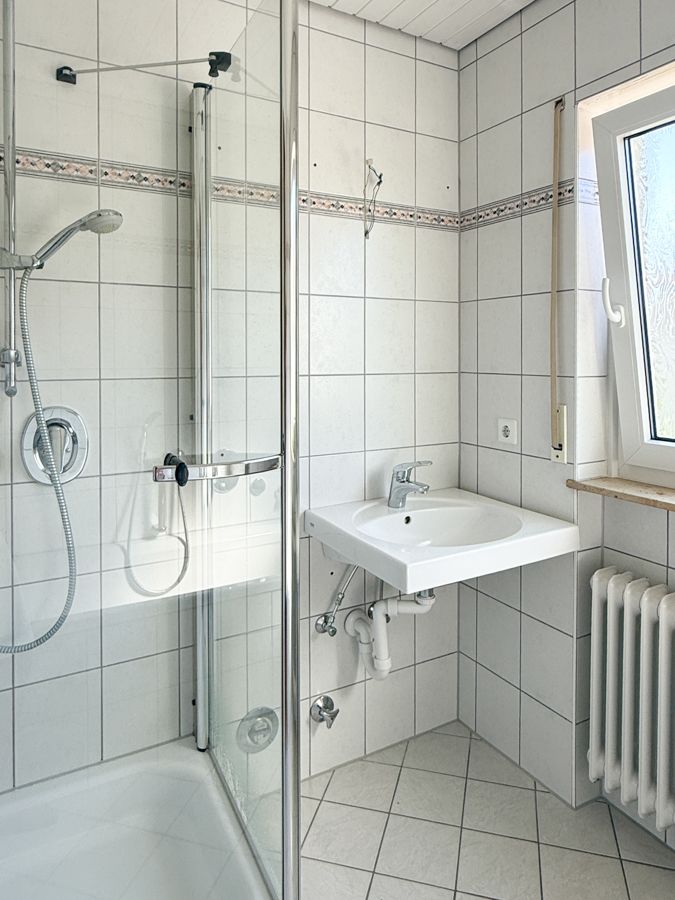 ... Dusche und Waschbecken