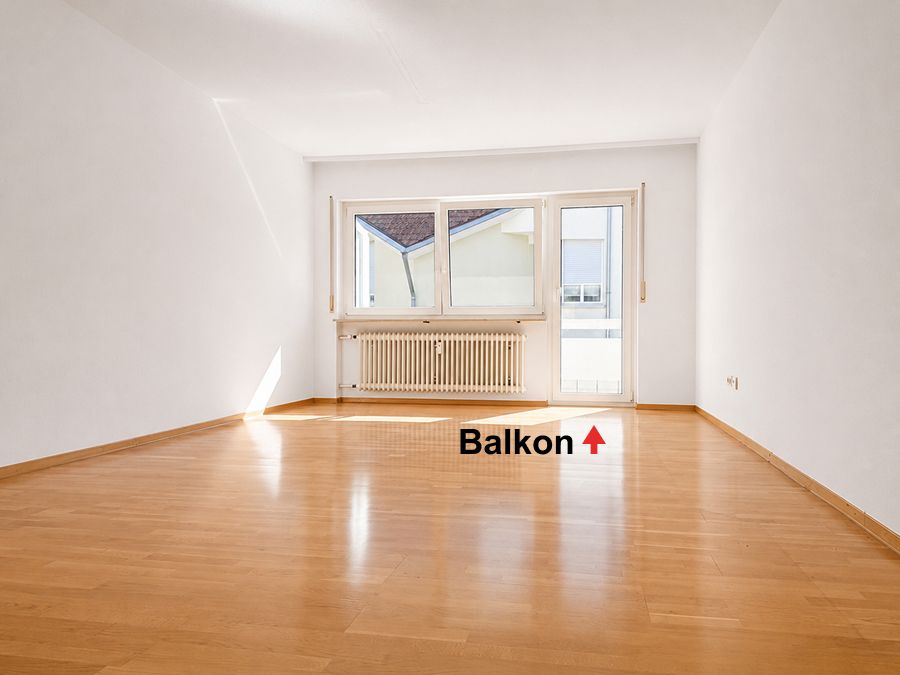 Blick in das Wohn-/Esszimmer mit Balkonzugang