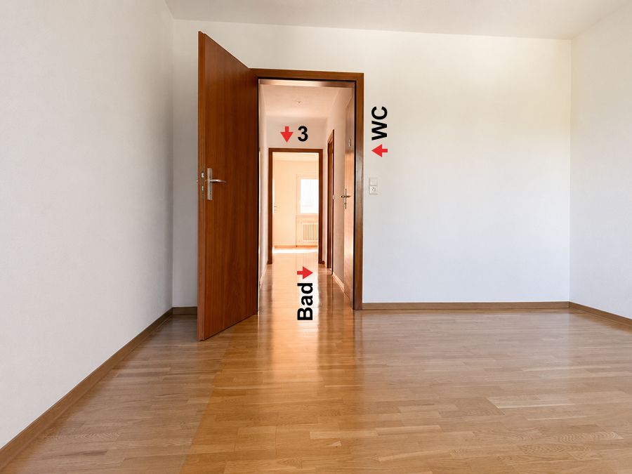 Blick Richtung Bad und Zimmer 3