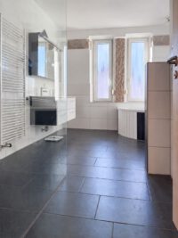 Das Tageslichtbad mit ebenerdig begehbarer Dusche ...