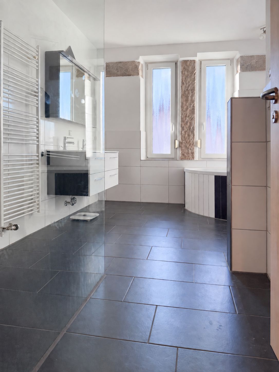 Das Tageslichtbad mit ebenerdig begehbarer Dusche ...