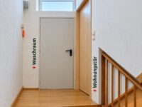 Geradeaus der Wasch- und Technikraum