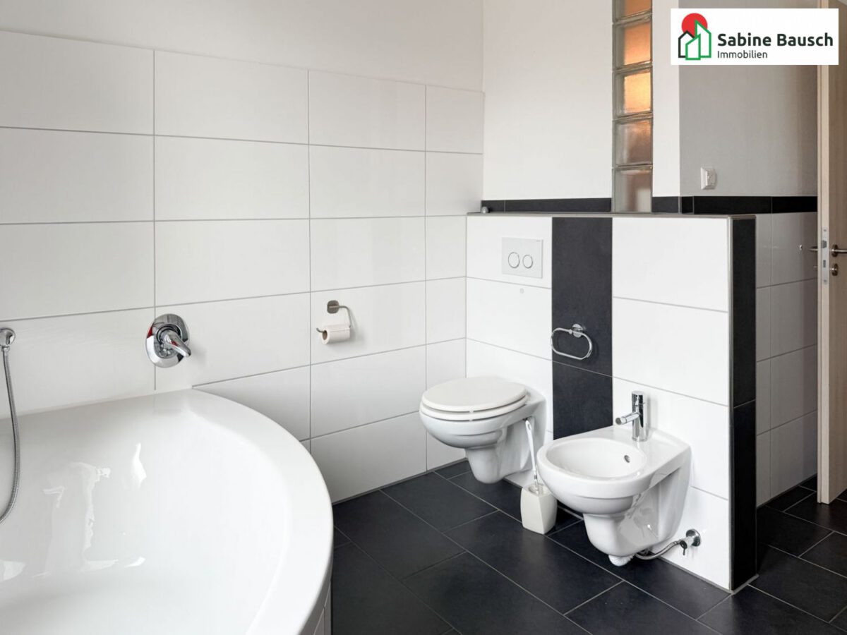 ... Eckwanne, Toilette und Bidet