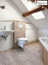 ... mit Toilette und Eckwanne