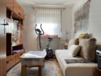 Blick in das Zimmer 2 - 81 m² Wohnfläche, Kamin, 2 Balkone & Garage