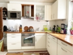 Blick in die Küche - 81 m² Wohnfläche, Kamin, 2 Balkone & Garage