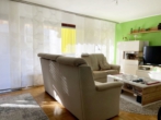 Blick in das ca. 30 m² große Wohnzimmer - 81 m² Wohnfläche, Kamin, 2 Balkone & Garage