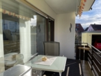 Eine Markise zur Beschattung - 81 m² Wohnfläche, Kamin, 2 Balkone & Garage