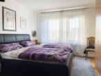 Blick in das Schlafzimmer - 81 m² Wohnfläche, Kamin, 2 Balkone & Garage