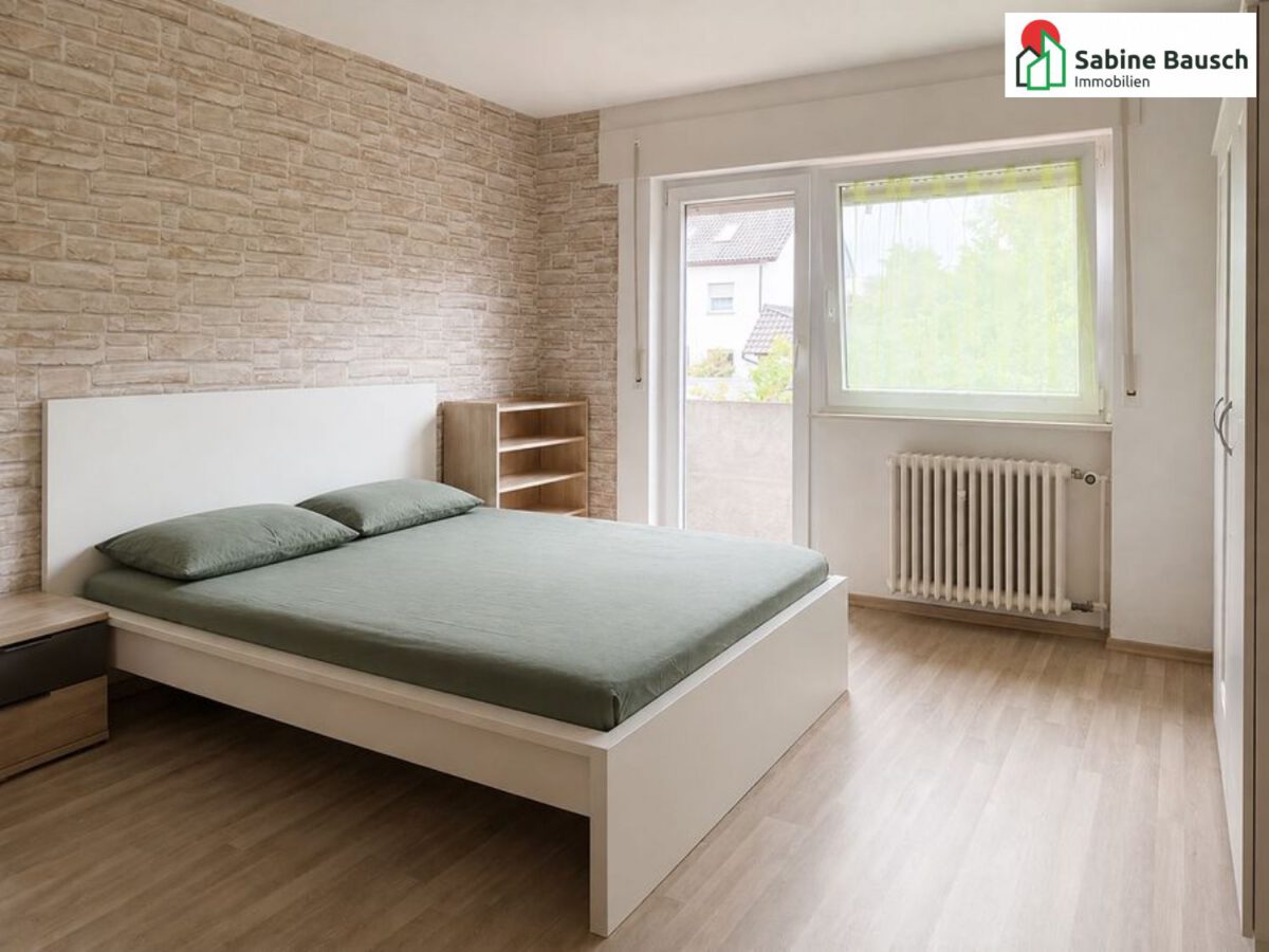 Blick in Zimmer 3 mit Zugang zum Südbalkon