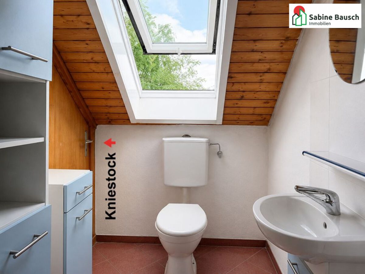 Tageslicht-Toilette mit Kniestock