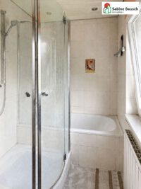 ... mit Dusche und Badewanne.