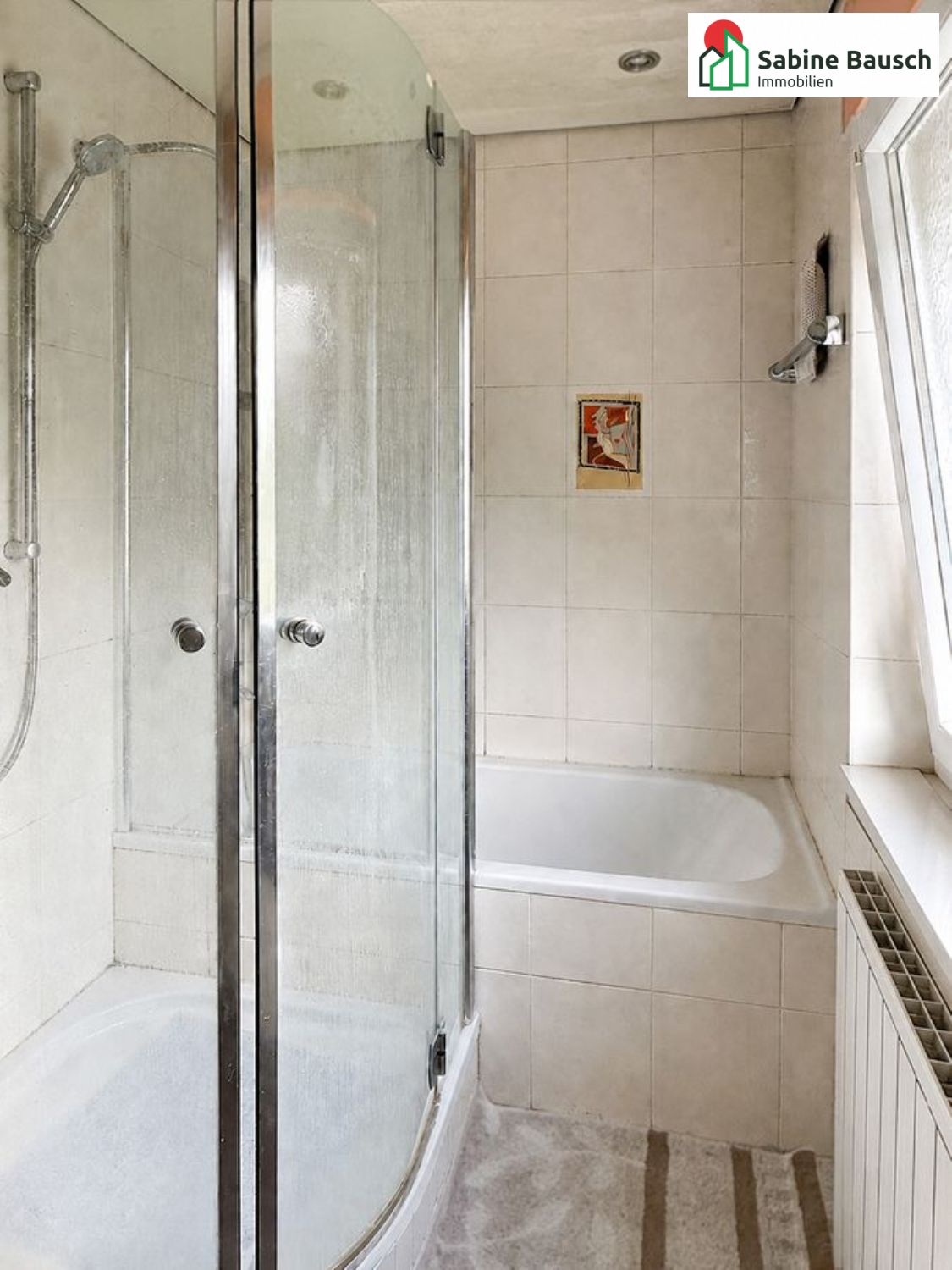 ... mit Dusche und Badewanne.