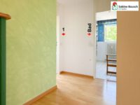 Rechts zum Bad und dem Zimmer 1